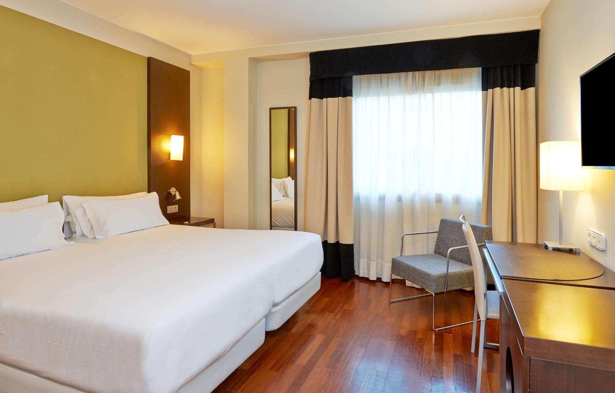 Habitación Familiar Contigua con cama supletoria (4 adultos + 1 niño)
